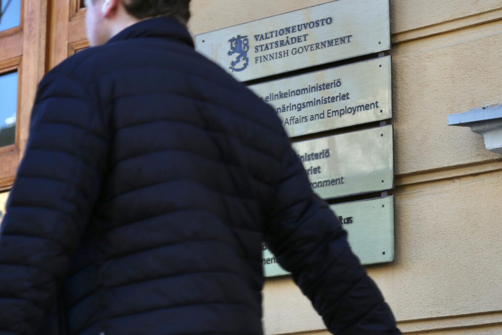 Työttömyysaste jää korkeaksi, ennustaa TEM