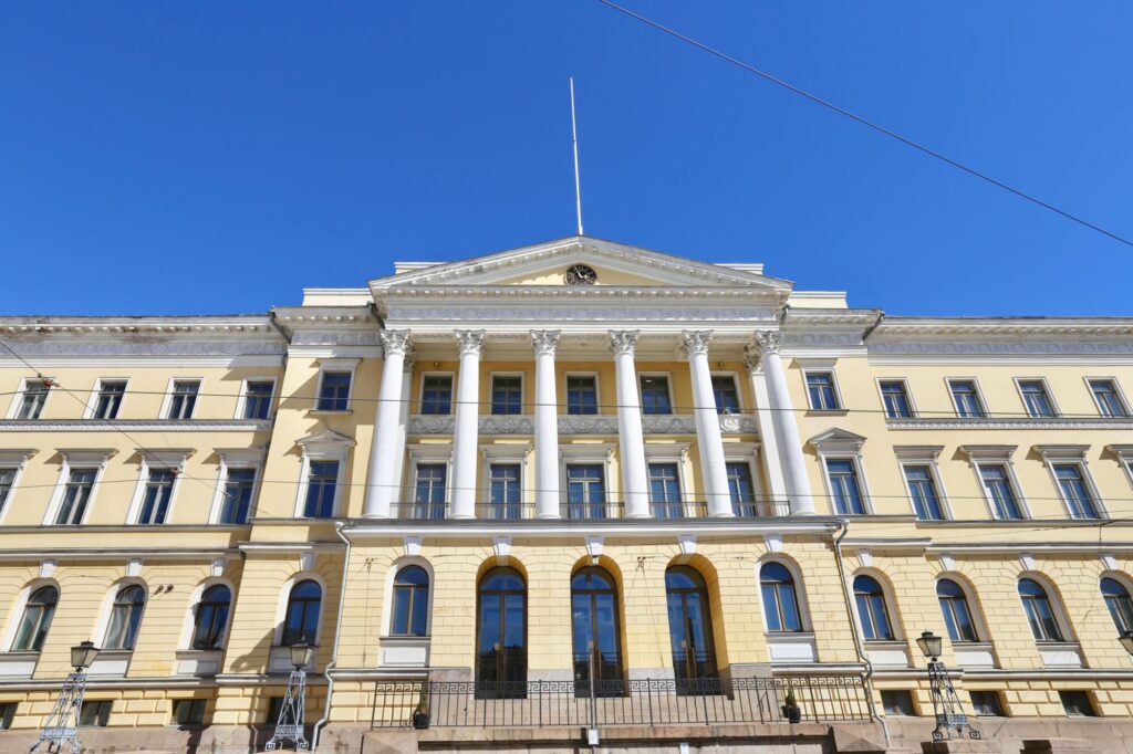 Viestinnän keskittäminen valtioneuvostoon huolettaa minister