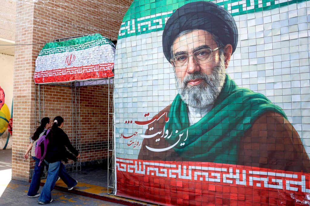 Iranin presidentti sanoo tavanneensa maan korkeimman johtajan, ajatollah Mojtaba Khamenein