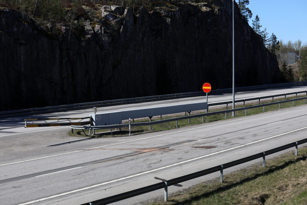 Yksi kuoli ja seitsemän loukkaantui, kun auto päätyi väärälle kaistalle moottoritiellä Paimiossa – yksi otettu kiinni