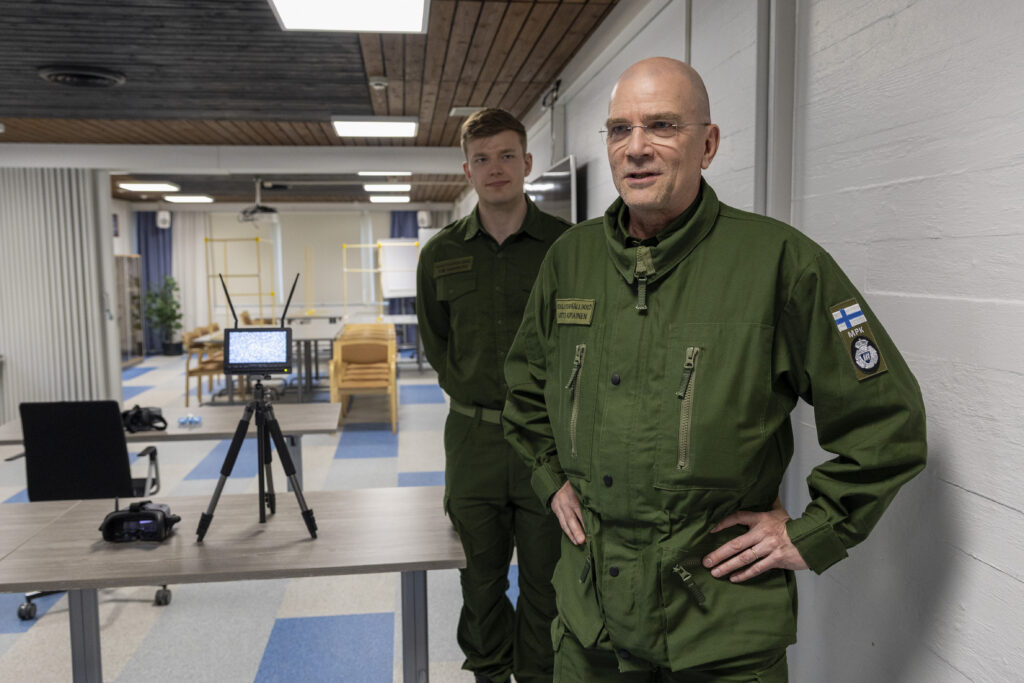 Puolustusvoimat luottaa droonikoulutuksessa myös reserviläisiin – kursseille on tunkua