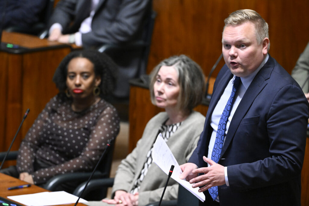 Keskusta uhkaa välikysymyksellä: 