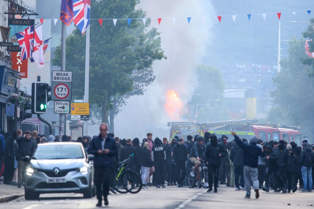 Belfastissa rajuja mielenosoituksia – taustalla maanantainen