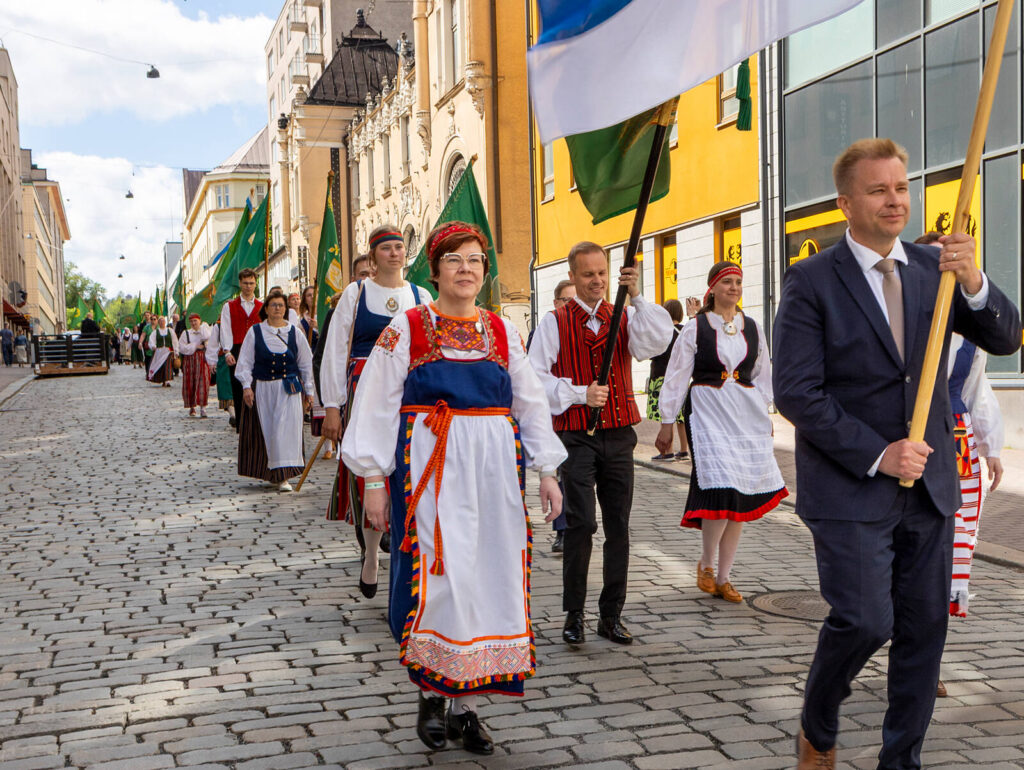 Keskustan liput täyttivät Tampereen kadut ja Keskustorin – K