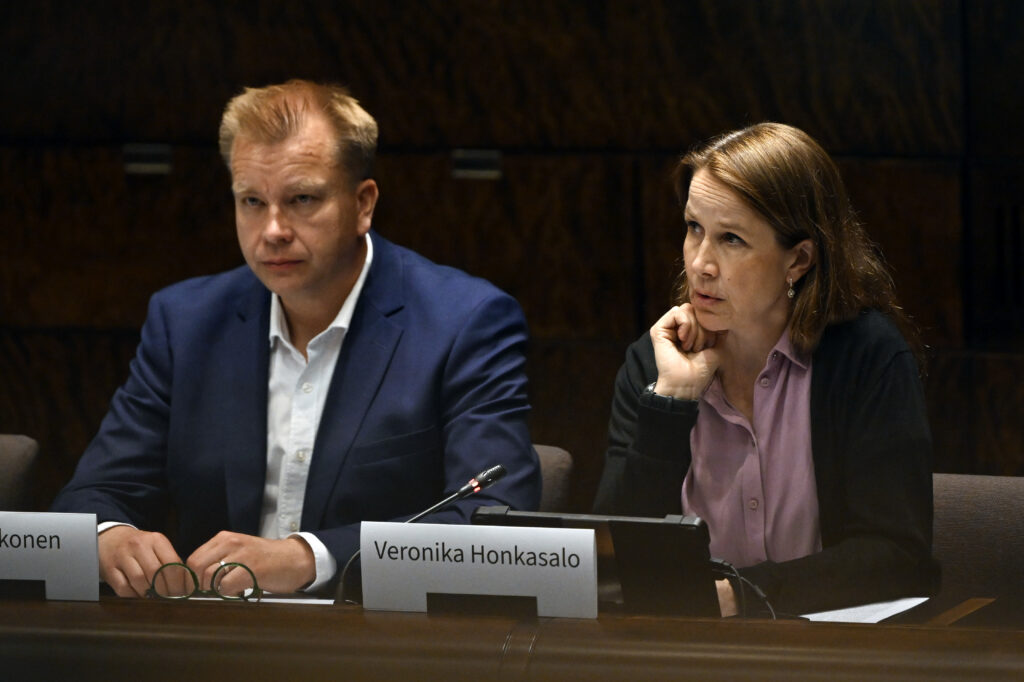 Ulkoasiainvaliokunta on erimielinen selonteon ydinasekirjauk