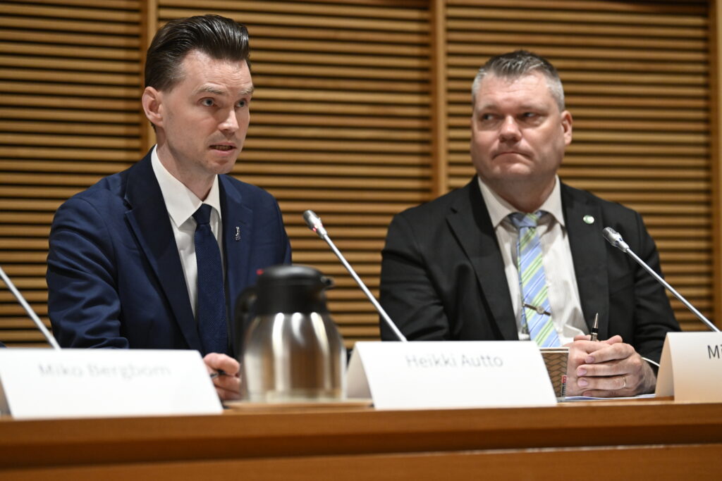 Puolustusvaliokunnan varapuheenjohtaja Mikko Savola ydinaser