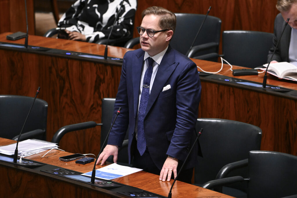 Keskusta piiritti Purraa lisäbudjetista