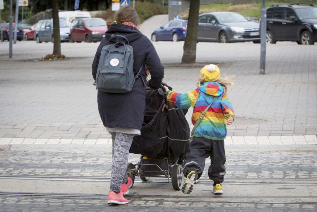 Monilapsisten äitien työllisyys laski muita enemmä