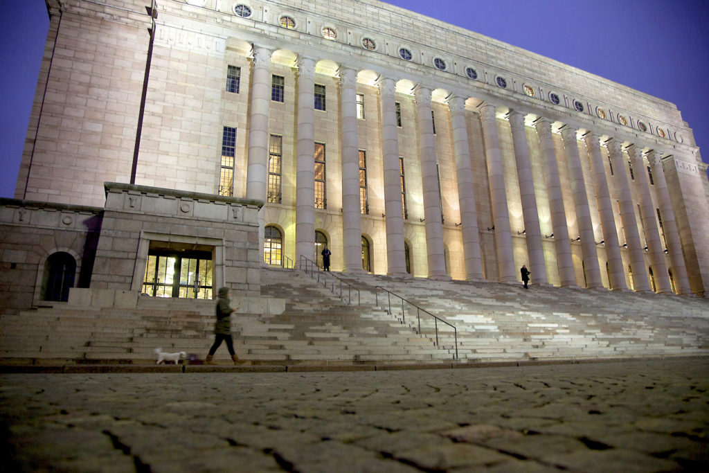 Eduskuntatalon pylväiden sotkijoita vastaan nostettiin syytteet